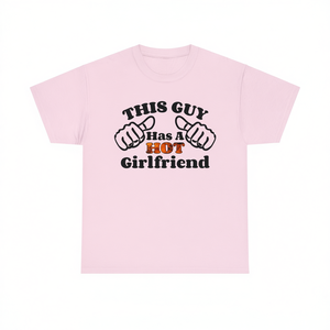 Maglietta con stampa 'This Guy Has A Hot Girlfriend', regalo divertente per anniversario, per fidanzato, San Valentino - Product Image 2