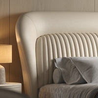 Lit plateforme moderne de luxe rembourré, taille King, avec cadre en cuir et tête de lit capitonnée à volants