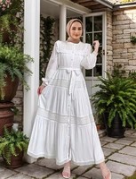 Nouvelle robe musulmane noble, élégante et tendance avec lacets, coupe ajustée, dentelle ajourée, manches bouffantes en coton, robe longue pour femmes