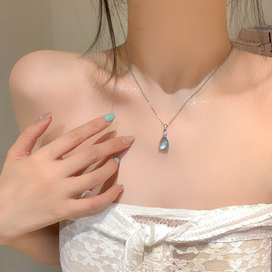 Collier Pendentif Goutte d'Eau Bleue en Zircon pour Femme, Simplicité et Luxe Léger, Chaîne de Clavicule Haut de Gamme Électroplaquée, Tendance X2213 Si - Product Image 5