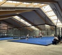 Pista de Pádel Modular de 10x20M con Paredes de Vidrio y Postes de Red para Césped en Latinoamérica para Propiedades Privadas, Cubierta Panorámica 360 Super Padel