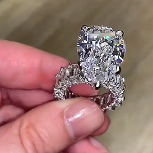 Anello da Donna con Grande Zirconia Cubica, Gioiello Semplice ed Elegante, Idea Regalo - Product Image 1