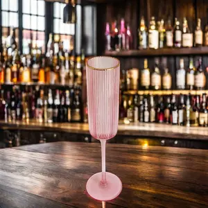 Copa de champán acanalada rosa con borde dorado, copa de boda para vino para fiestas y celebraciones, copa de Martini