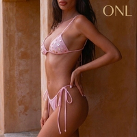 Ensemble de bikini triangle rose à paillettes, haut à nouer sur le devant, bas à nouer sur les côtés, tissu extensible à paillettes, idéal pour la plage, la piscine et les vacances