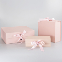 Luxuriöse, faltbare Geschenkbox aus pinkfarbenem Karton mit individuellem Logo, Magnetverschluss und Schleife für Kleidung.