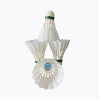 Le volant de badminton ST NO 3 est un volant de type stable en plumes d'oie, utilisé pour l'entraînement en club, il est fabriqué en plumes d'oie.