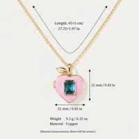 Collier pendentif médaillon photo vintage en émail motif pomme, plaqué or sur cuivre, ouvrable, avec motifs ballerine et carrousel, cadeau