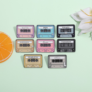 80 của retro âm nhạc băng men pins nhạc cụ đài phát thanh món ăn âm nhạc kỷ lục Máy nghe nhạc Ba lô Trâm ve áo cho người hâm mộ bán buôn - Product Image 1