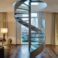 Escalier en spirale moderne en acier inoxydable pour extérieur avec marches en bois massif, design personnalisé