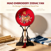 Éventail rond artisanal en coton et lin rouge, broderie ethnique Miao du zodiaque Bœuf, artisanat traditionnel chinois, décoration artistique, cadeau
