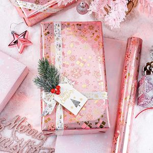 Papier cadeau de Noël rose avec feuille d'or, papier cadeau double face à motifs flocons de neige et étoiles vertes - Product Image 1