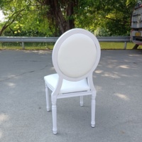 Location de chaises modernes en aluminium de style Louis XVI pour événements de mariage blancs