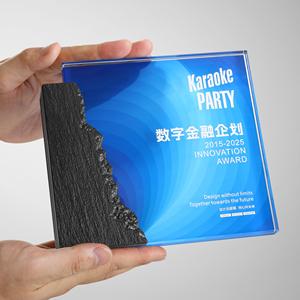 उपलब्धियों को मान्यता देने के लिए कस्टम उत्कीर्ण पर्यावरण के अनुकूल क्रिस्टल त्रिकोण कदम ट्रॉफी पुरस्कार - Product Image 5