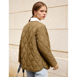 Veste matelassée légère surdimensionnée pour femme, boutonnée, avec rembourrage, poches, tissu tissé, manches longues, pour l'automne - Product Image 6