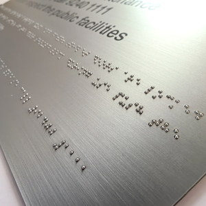 Panneau de signalisation WC ADA personnalisé EZD en acier inoxydable avec lettrage tactile en relief et Braille, conforme aux normes ADA - Product Image 4