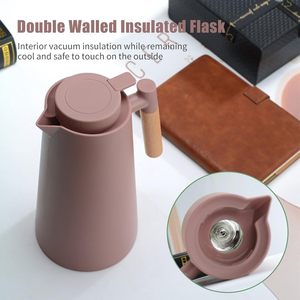 Carafe isotherme portable en plastique de 1,0 L, style arabe, avec intérieur en verre et poignée en bois, pour café et thé - Product Image 4