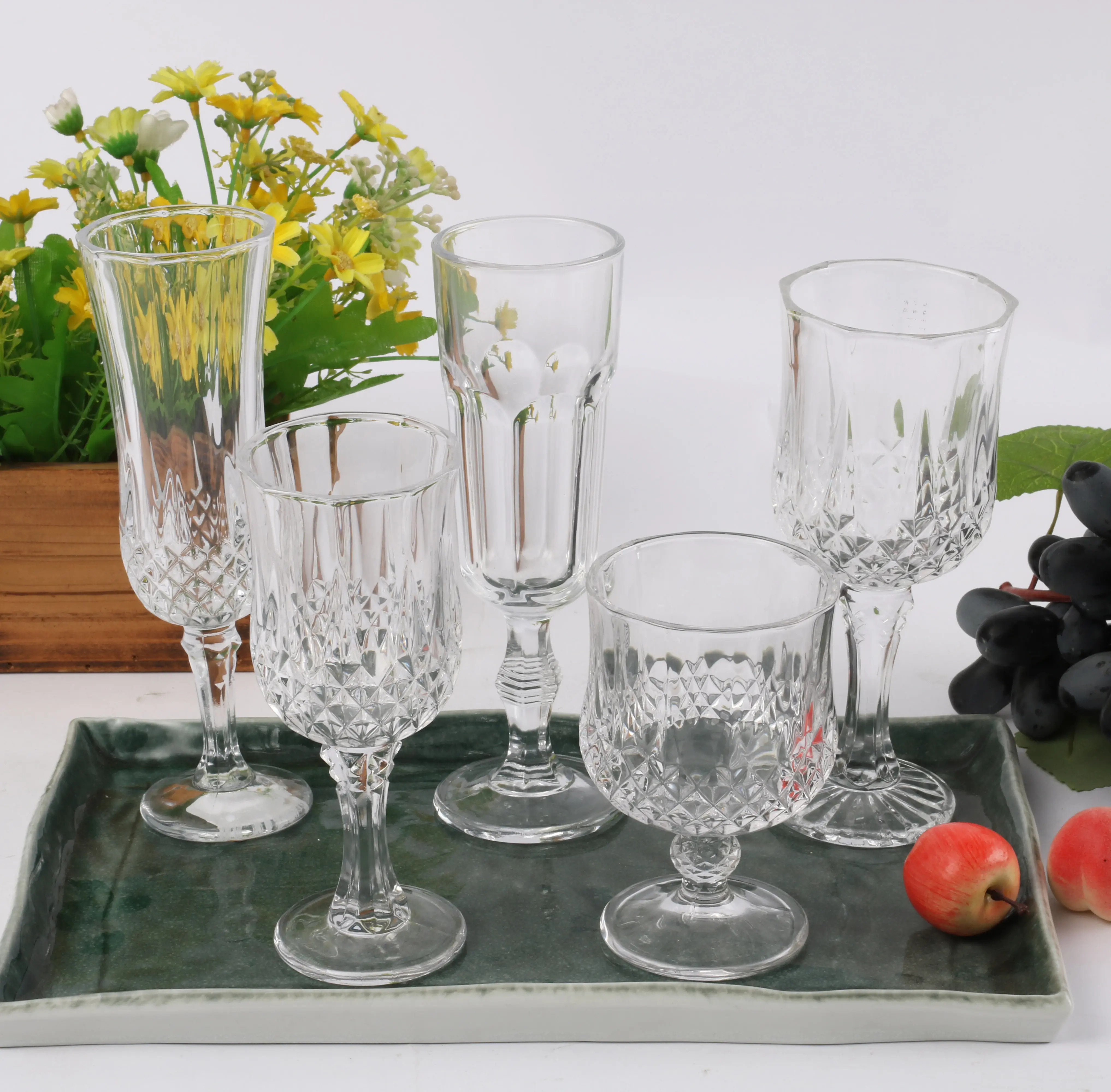 卸売カクテルグラスヨーロピアンスタイルエンボス透明飲料水ガラスクリスタルヴィンテージゴブレットワイングラスカップ