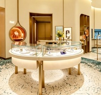 Comptoir de présentation de bijoux de luxe professionnel avec éclairage LED, vitrine incurvée en verre blanc crème pour magasin de détail et centre commercial