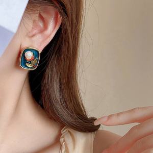 Boucles d'oreilles clous en forme de fleur de lys en perles d'eau douce de style chinois exquis, design haut de gamme 'goutte d'huile' pour femmes - Product Image 2