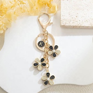 Llavero de aleación hecho a mano con 26 letras y flores punteadas, estilo coreano, el más vendido, bonito y a la moda, para niñas y estudiantes - Product Image 4