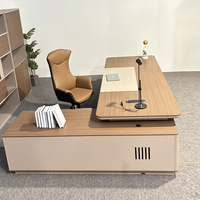 Scrivania Direzionale di Lusso in Pelle, Durevole ed Ecologica, con Prese di Corrente Integrate per CEO, Professionale e di Alta Gamma