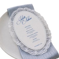Carte de menu ovale de style dentelle pour mariage et banquet, tendance de luxe, personnalisable avec impression de nom sur papier et écriture manuscrite à l'encre bleue