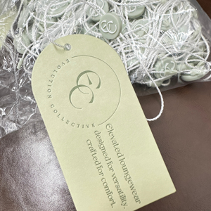 Mẫu miễn phí thời trang thiết kế mới dập nổi hangtag đặc biệt PVC nhãn hàng may mặc cho quần áo với logo riêng nguyên liệu giấy - Product Image 1