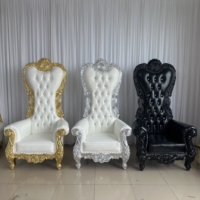 Chaise Trône Royale Européenne de Luxe avec Cadre Sculpté Orné et Revêtement Capitonnée pour Location Événementielle