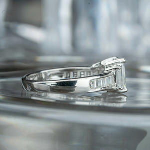 Anello di fidanzamento da donna in platino con diamante taglio smeraldo e pietre laterali a baguette, colore D naturale, F859 - Product Image 2