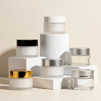 Pots en verre givré personnalisés pour crème de soin avec couvercle doré en tailles 30g/50g/100g pour l'emballage de crème pour le visage
