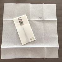 Serviettes Airlaid blanches personnalisées avec logo personnalisé Serviettes pliantes à une couche Serviettes jetables super absorbantes pour hôtel et restaurant