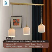 Lustre linéaire en céramique et cuivre à 3 lumières, lampe suspendue plissée en céramique blanche cannelée pour îlot de cuisine et table à manger
