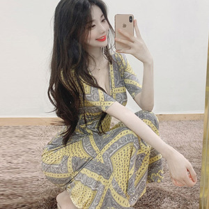 Elegante Vestido Ajustado con Cuello en V y Cintura Cruzada en Color Concha, Estampado Amarillo Limón, Vestido de Cóctel de Chifón - Product Image 2