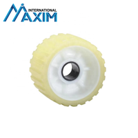 Rouleau oscillant nervuré de calibre en PVC jaune 18mm avec tambour en PVC blanc pour pièces et accessoires de remorque de bateau