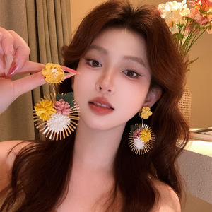 Pendientes de flores para mujer, estilo bohemio, de resina acrílica, joyería para fiesta, tono dorado - Product Image 1