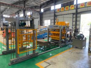 Machine de fabrication de briques entièrement automatique QTY4-18 à commande PLC intelligente pour la production de pavés en béton, prix usine - Product Image 3