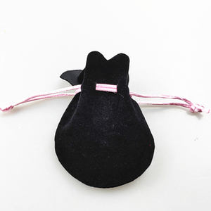 Romántico suave negro hecho a mano logotipo personalizado cordón flor forma Pandor bolsa de terciopelo para joyería - Product Image 1