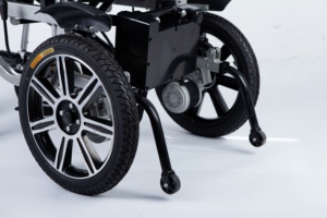 Sedia a Rotelle Elettrica Pieghevole in Acciaio con Schienale Alto Reclinabile, Leggera e Potente, Certificata CE Classe II per Anziani e Disabili, Reclinabile Completamente - Product Image 4