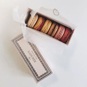 Couvercle d'emballage de biscuits de macarons au chocolat personnalisés et boîte de papier cadeau de base estampage de feuille d'or avec conception personnalisée - Product Image 6