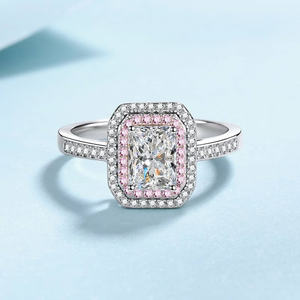 เครื่องประดับเงินแท้ 925 ดีไซน์เรียบง่าย ทรงสี่เหลี่ยม ประดับเพชรโมอิสซาไนต์ทรงเหลี่ยม 1 กะรัต สำหรับงานแต่งงาน งานเลี้ยง และแหวนแทนใจสำหรับผู้หญิง - Product Image 2