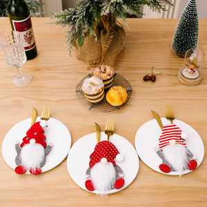 Décorations de Noël : Porte-couverts Gnome de dessin animé pour vaisselle et couverts - Product Image 4