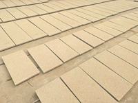 Granite Jaune Doré avec des Taches Noires pour l'Extérieur des Villas et Hôtels Haut de Gamme
