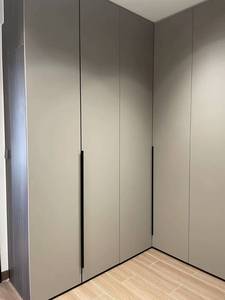 Moderner Luxus-Begehschrank mit Soft-Touch-Schwingtür + Schwarzer Glasschiebetür + Boden-bis-Decke-Reichender Aufbewahrungsschrank - Product Image 4