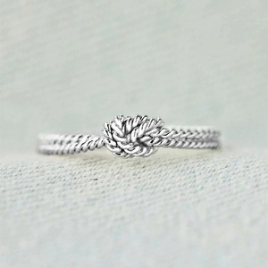 Anello a Nodo Minimalista, Gioiello da Dito alla Moda per Donna, Stile Quotidiano e da Ufficio - Product Image 1