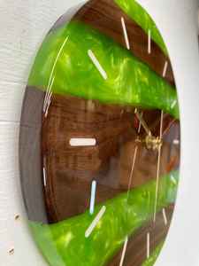 นาฬิกาแขวนผนังงานฝีมือเรซิ่นสุดหรู พร้อมดีไซน์ตกแต่งด้วยไม้ เหมาะสำหรับตกแต่งบ้านและสำนักงาน ผลิตด้วยงานฝีมือคุณภาพสูง - Product Image 2