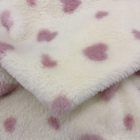 Tissu doux en fausse fourrure de lapin à motif de cœurs à pois imprimé sur mesure pour couverture de bébé, vêtements, jouets et articles ménagers