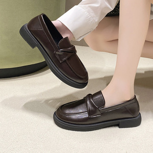 Nouvelle Arrivée Chaussures Plates en Cuir Style Britannique à Chaîne Grande Taille pour Femmes Automne à Enfiler Talon Bas - Product Image 3