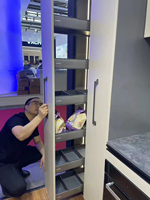Organizador de Armário Moderno em Aço Inoxidável Cromado para Cozinha, Cesto Deslizante de 250mm com 6 Níveis para Armário Estreito