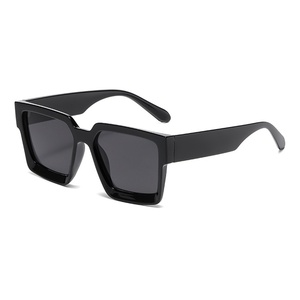 Gafas de Sol Retro Unisex al por Mayor, Montura Cuadrada Nueva, Protección UV400, Diseño Rectangular Clásico, Material PC, Color Negro para Mujer - Product Image 4