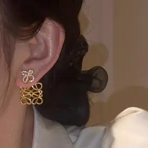 Desain mewah anting kancing huruf anting INS populer desain logam geometris berongga ukiran anting emas perak anting untuk wanita